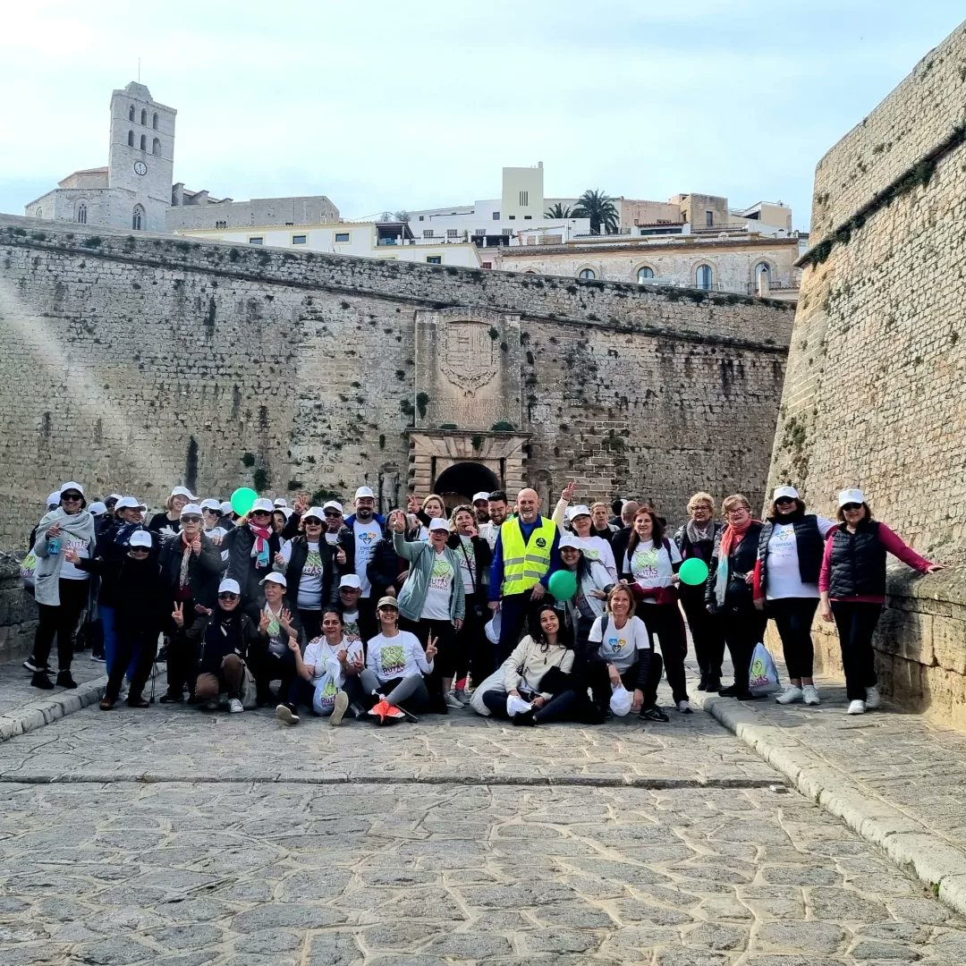 EXITAZO!! 400 personas en la Macro quedada de Rutas Saludables. Celebrando el día de les Illes Balears. <a href="/goib/">Govern de les Illes Balears</a> <a href="/Patgompic/">Patricia Gómez Picard</a> <a href="/SATSE_IBZyFOR/">SatseIbizaFormentera</a> <a href="/ContraCancerIB/">Asociación Española Contra el Cáncer Illes Balears</a> <a href="/Coiba1/">COIBA</a>