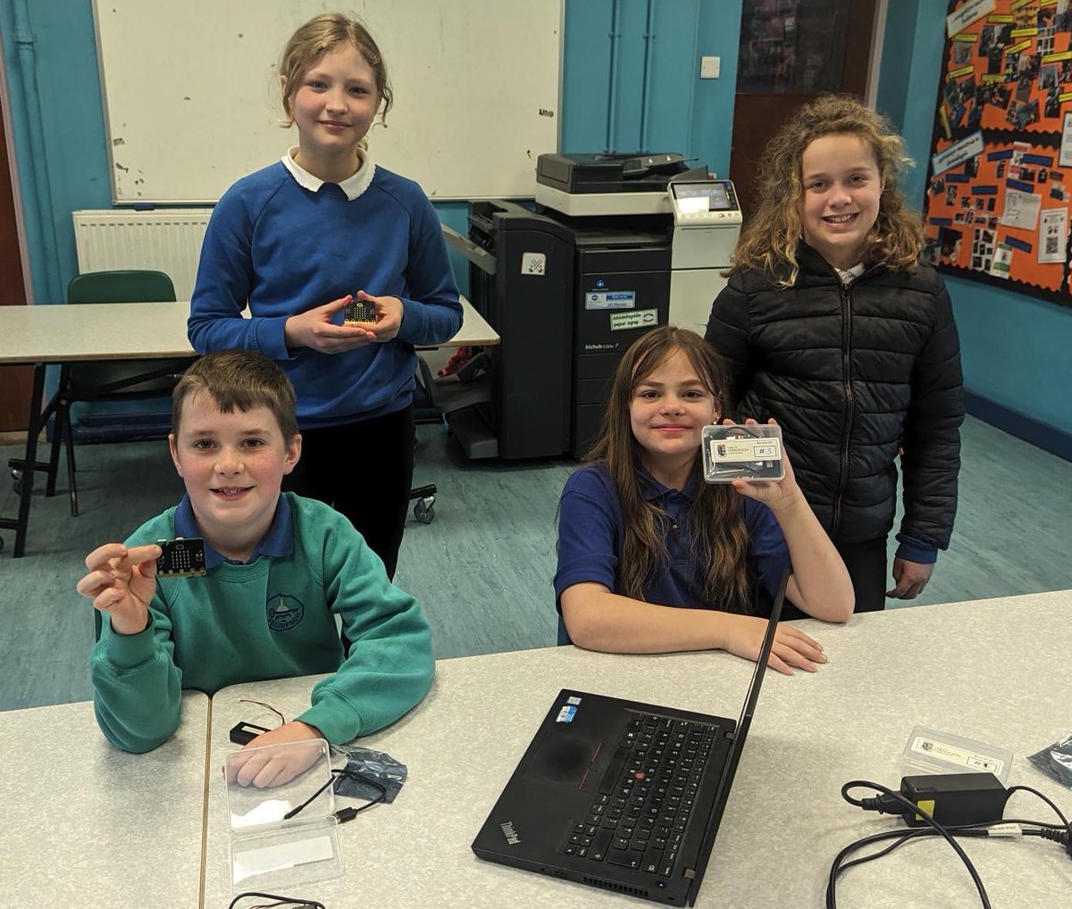 YsgolCiliauParc's tweet photo. Ein #DewiniaidDigidol yn cydweithio efo Dewiniaid Digidol @ygfelinfach er mwyn rhannu gwybodaeth am dasgau #microbit. Our #DigitalWizards sharing ideas with Ysgol Felinfach. #Cydweithio https://t.co/hkCy5zkNRp