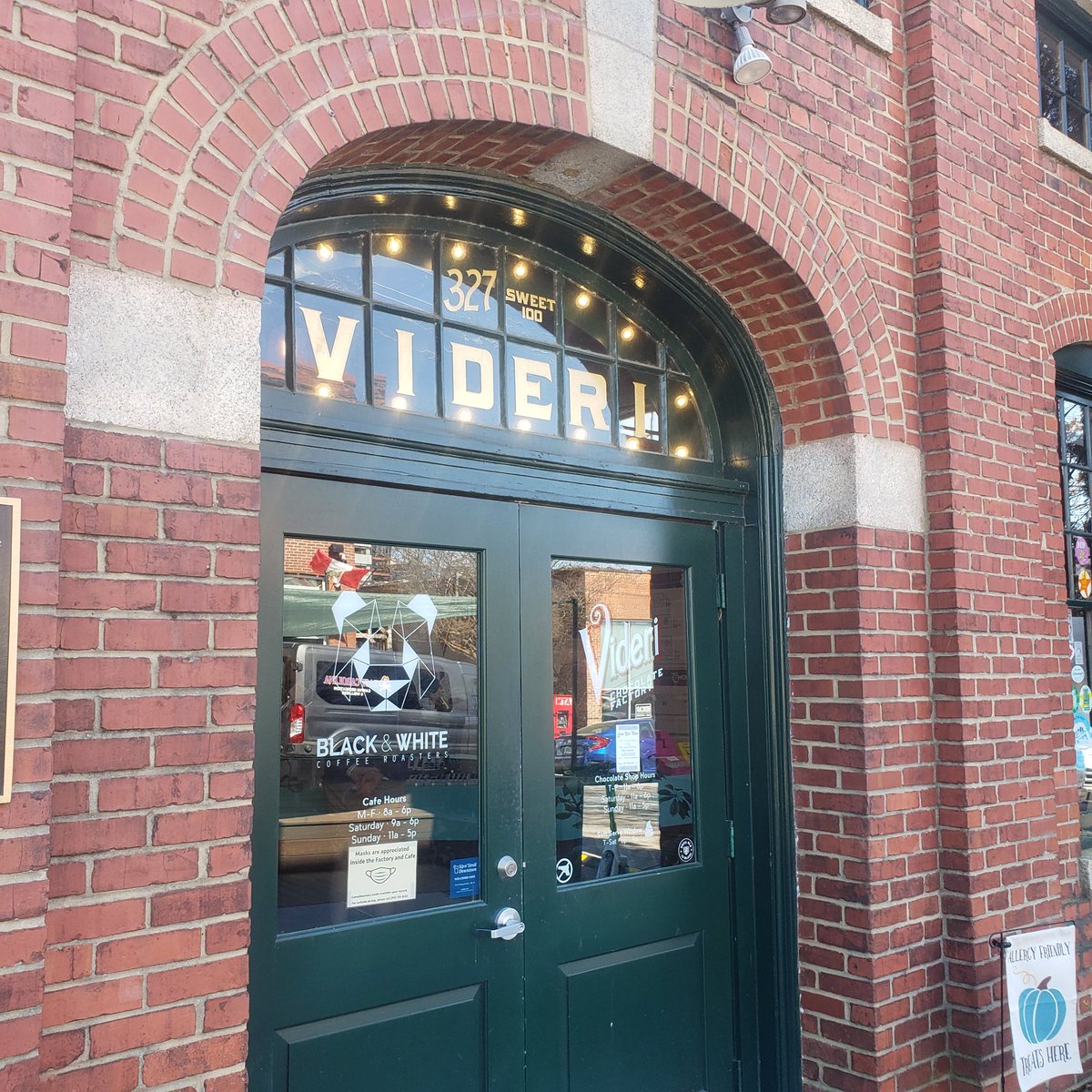 ToriP66's tweet photo. Chocolate in Raleigh.
Nom
#exploreraleigh #cityhike #cityvacation https://t.co/Unoc2u7AcS