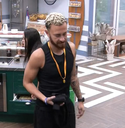 centralreality's tweet photo. Fred disse que vai no quarto Fundo do Mar avisar que o botão da desistência tá verde. #BBB23 https://t.co/6EK92aBHdb