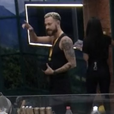 centralreality's tweet photo. Fred disse que vai no quarto Fundo do Mar avisar que o botão da desistência tá verde. #BBB23 https://t.co/6EK92aBHdb