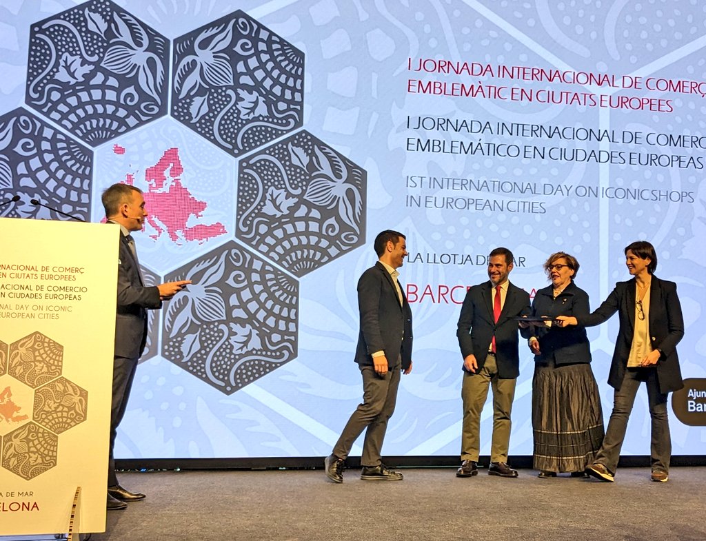 BarnaCentre's tweet photo. 1a Jornada Internacional de Comerç #Emblemàtic:  @BCN_Comerc impulsa el reconeixement al valor del comerç històric a Europa i compartim experiències amb Paris, Roma i Lisboa.
Tanquem el dia amb una estupenda visita guiada de botigues úniques de @Rutaemblematics amb @cultruta! https://t.co/xDtS6BLJv5