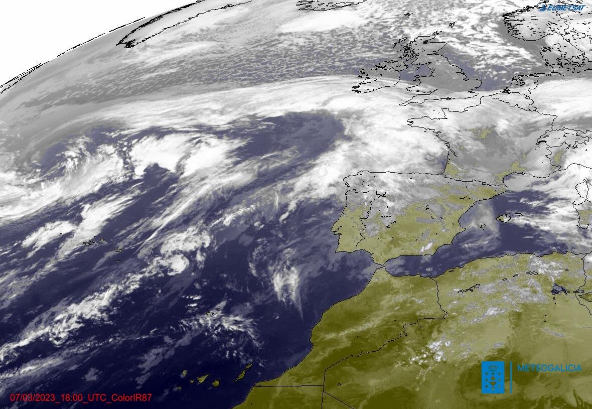 Quedan poucas horas para que a fronte chegue a #Galicia. Esta noite, vento intenso do sur e chuvias que acumularán cantidades importantes de auga ata mañá ao mediodía, especialmente nas comarcas de #Muros, #Noia, #Barbanza, #Caldas, #TabeirósTerradeMontes, #BaixoMiño, #BaixaLimia