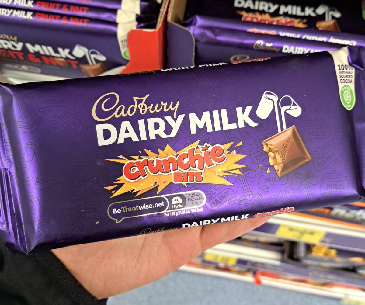 bmstores's tweet image. Another addition to our #DairyMilk chocolate bar roster🍫!

This #Crunchie bits version is choc full of honeycomb pieces, to give that characteristic crunchie crunch!

Available for £2 🤤

Who fancies giving this a try?!
