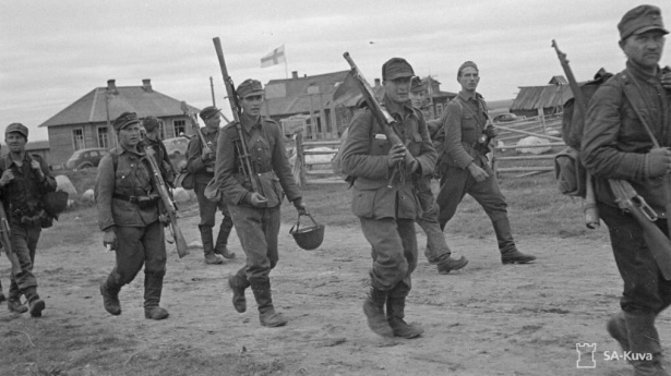 KirkKapitan's tweet photo. Tu jeszcze ciekawe zdjęcie fińskiej piechoty w 1919 oraz z czasów Wojny Zimowej, a sądząc po pogodzie, to już raczej na wiosnę 1940; ostatnie 503 szt. postrosyjskich Winchesterów wycofano z wojska fińskiego dopiero w 1950 :-) https://t.co/cBcgTyuZVH