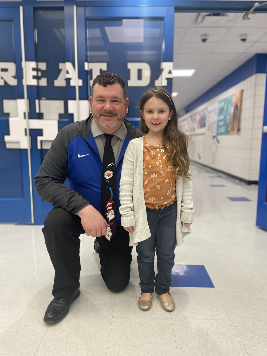 MrChairge's tweet photo. Sophia was excited for kindergarten registration with @KeruskinPete ! #FutureHiller https://t.co/0qzR7YOeDs