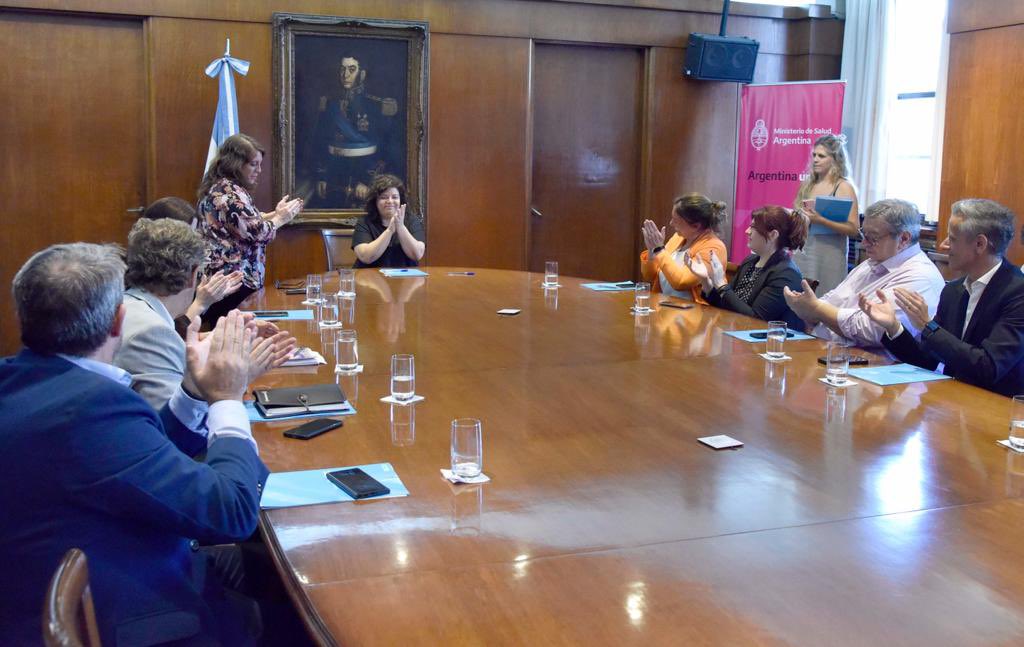 FACAF_Oficial's tweet photo. ➡️El @msalnacion y @FACAF_Oficial firmaron un compromiso para realizar acciones conjuntas tendientes a ampliar el acceso a medicamentos de la población en todo el territorio y acordaron realizar acciones para concientizar a la población sobre el uso racional de esos productos. https://t.co/VCgh856vl1