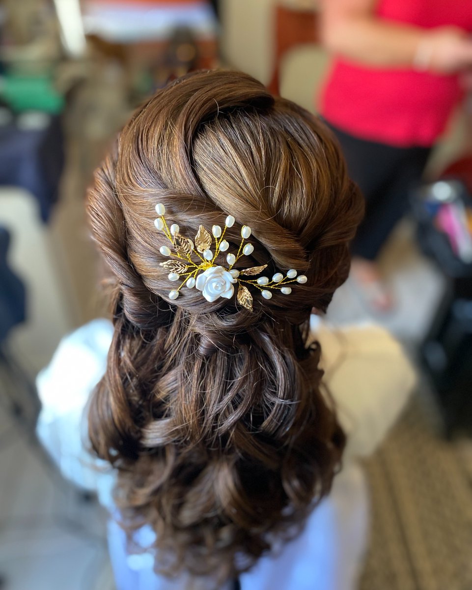 The only thing better than a wedding is the hairstyle that captures it.
#bestweddinghair #weddinghair #bridetobe #weddinghairstylist #beauty #wedding #weddinghairinspo #bridalhairstyle #hairaccessories #beachwedding #hairlove #weddingday #updo