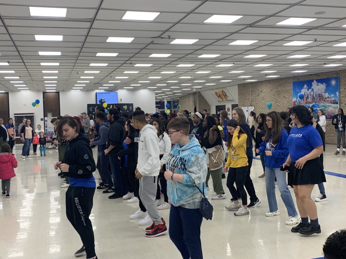 DrWare_FCPS's tweet photo. Everyone is getting into the spirit with some dancing! 💙🦁💛 #CelebrateDiversity https://t.co/GzdL9qzBmM