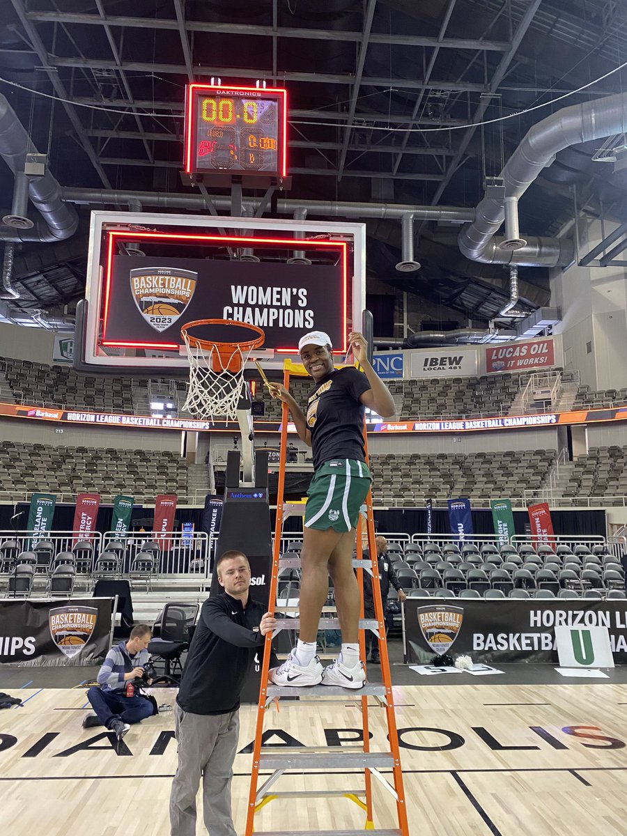 Mely_mel35's tweet photo. How it started ➡️ How it’s going 
.
.
 5 years later and my dancing shoes coming back out babyyyy 🕺🏾💃🏾
#champions #weregoingdancing https://t.co/l83EqrReby
