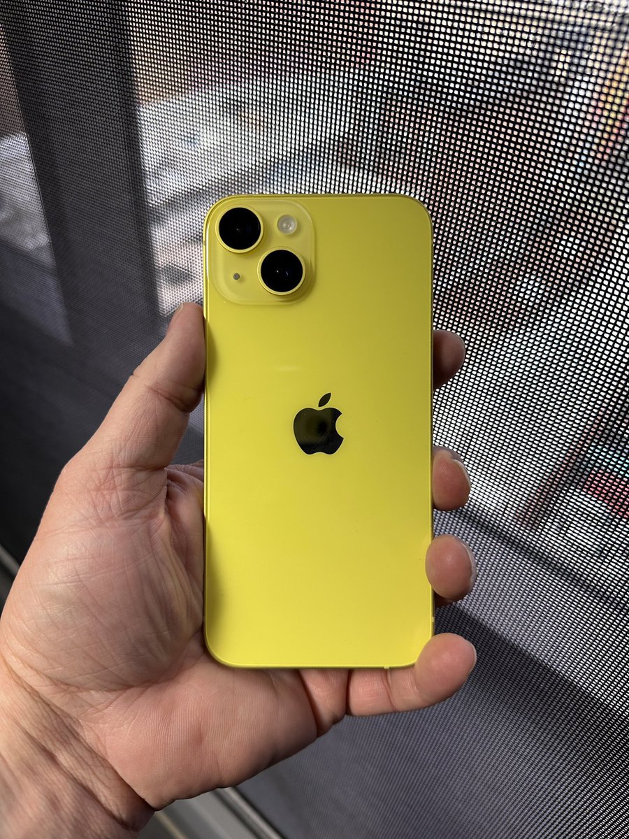 Alextecnologia_'s tweet photo. Así se ve el nuevo iPhone en mano 😱 más amarillo de lo que pensaba. 

¿Les gusta? Se me hace un amarillo muy Ferrari. https://t.co/1oImSLGbhQ