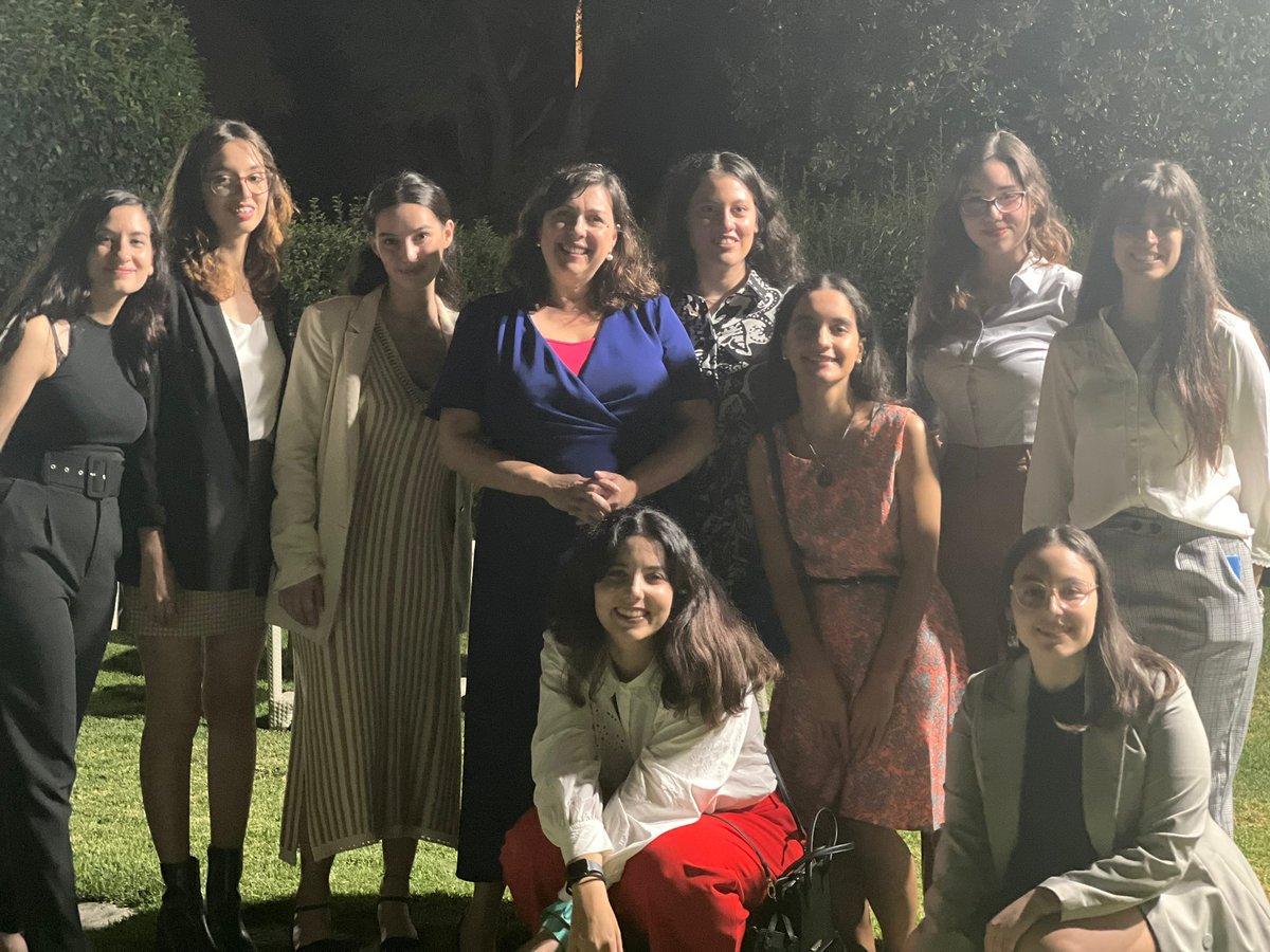 UKinUruguay's tweet photo. En el lanzamiento de #LíderPorUnDía2023🟣 las jóvenes ganadoras tuvieron la posibilidad de conocer a los referentes con quienes compartirán el #8M y a las ganadoras de años anteriores, afianzando vínculos y extendiendo sus redes de contactos para el futuro 💪 https://t.co/UaUHqZZ5MJ