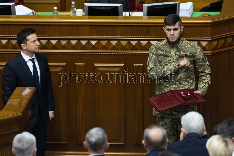 DaniMayakovski's tweet photo. Hasta delante del propio Zelensky y del Parlamento de Ucrania, el criminal Dmitry Kotsyubaylo no pudo aguantarse las ganas de hacer el saludo fascista del puño en el pecho, tan tipico de los nazis ucranianos desde 2014.

Esta es la clase de "heroes" que tiene el regimen de Kiev. https://t.co/eyVAsf9wgz