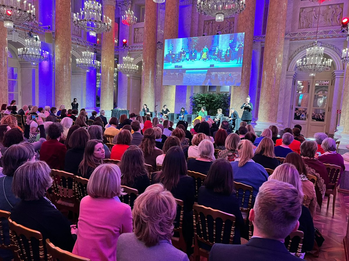 Talking about women in Afghanistan and Iran with President #vdb , Doris Schmidauer, <a href="/Gawhary/">Karim El-Gawhary</a> and many more. #InternationalWomensDay