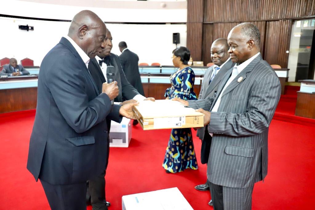 assnatci's tweet image. #Anci
Le Vice-président Mamadou DIAWARA a, au nom du Président de l’Assemblée nationale, Monsieur Adama BICTOGO, procédé ce mardi 07 mars 2023, à la salle la Rotonde, à la remise d’ordinateurs portables et d’imprimantes aux groupes parlementaires (#RHDP, #PDCI et #PPA-CI).