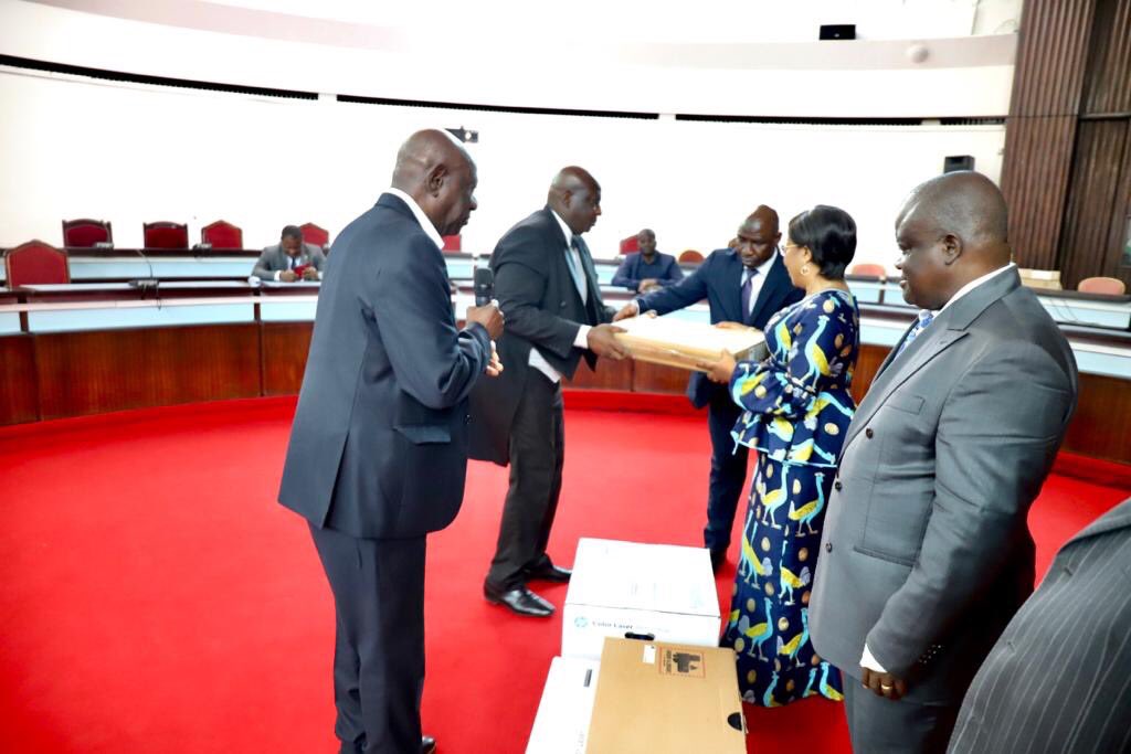 assnatci's tweet image. #Anci
Le Vice-président Mamadou DIAWARA a, au nom du Président de l’Assemblée nationale, Monsieur Adama BICTOGO, procédé ce mardi 07 mars 2023, à la salle la Rotonde, à la remise d’ordinateurs portables et d’imprimantes aux groupes parlementaires (#RHDP, #PDCI et #PPA-CI).