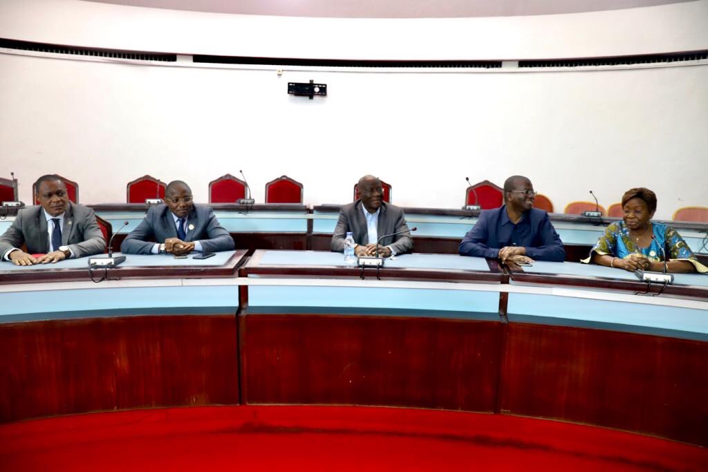 assnatci's tweet image. #Anci
Le Vice-président Mamadou DIAWARA a, au nom du Président de l’Assemblée nationale, Monsieur Adama BICTOGO, procédé ce mardi 07 mars 2023, à la salle la Rotonde, à la remise d’ordinateurs portables et d’imprimantes aux groupes parlementaires (#RHDP, #PDCI et #PPA-CI).