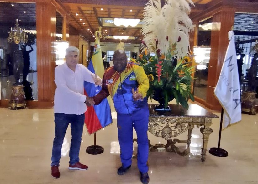 vargas_mimou's tweet photo. Con nuestro hermano @ale_rusconi, reflexionamos sobre la necesidad de los Pueblos de Nuestramerica de construir espacios entorno a la unidad e identidad de los movimientos sociales. ¡Vamos a fortalecer la CELAC desde las bases populares de la Región!

#ChávezEternoAmigo https://t.co/PwZXofTYt4