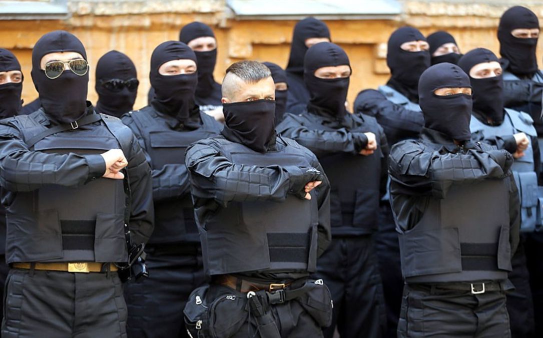DaniMayakovski's tweet photo. Hasta delante del propio Zelensky y del Parlamento de Ucrania, el criminal Dmitry Kotsyubaylo no pudo aguantarse las ganas de hacer el saludo fascista del puño en el pecho, tan tipico de los nazis ucranianos desde 2014.

Esta es la clase de "heroes" que tiene el regimen de Kiev. https://t.co/eyVAsf9wgz