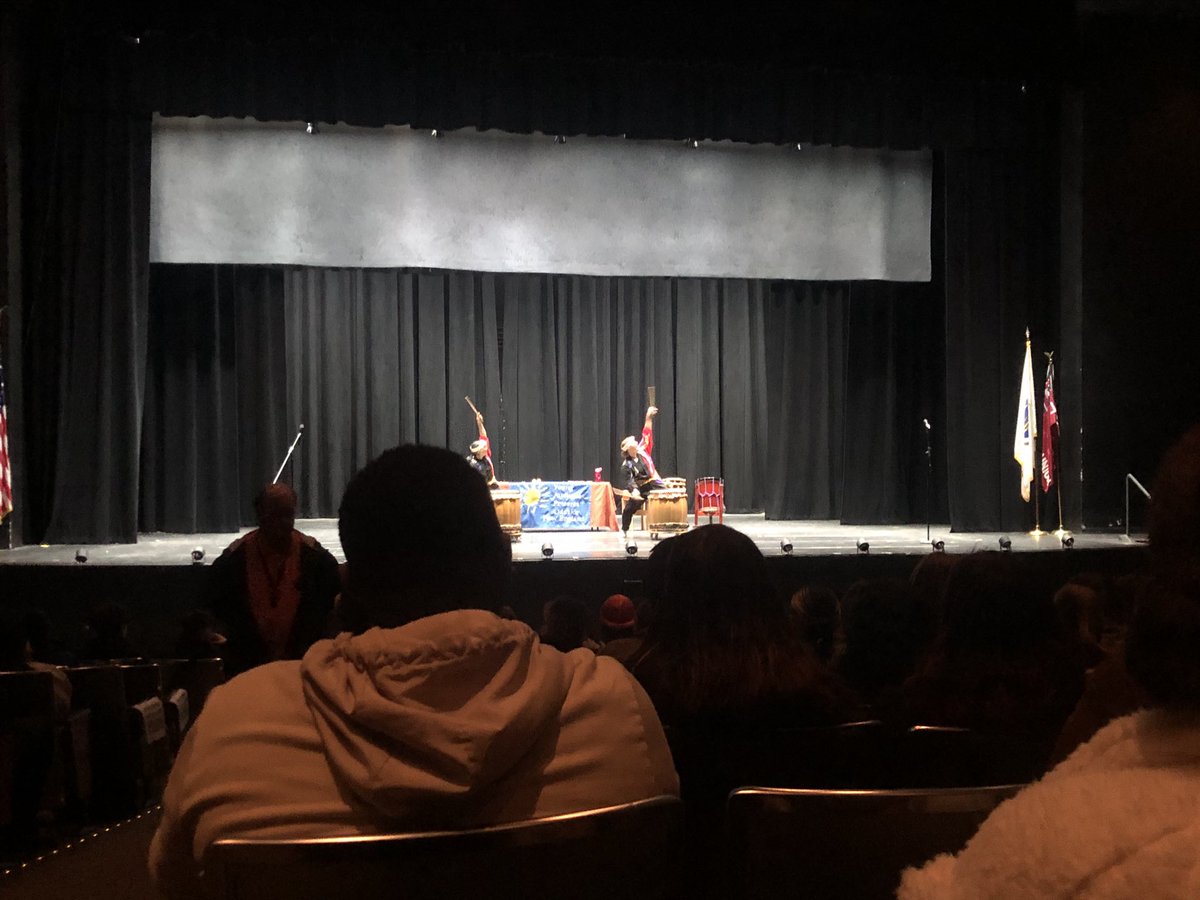 TillieBanez's tweet image. Coolest assembly ever! #worldLanguageweek