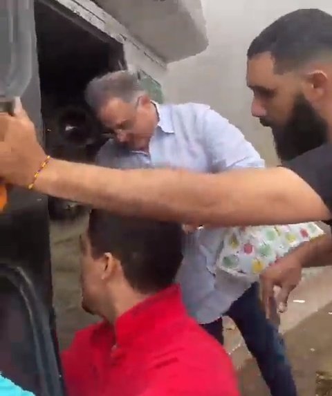 Hoy vimos a varios heroes panameños y quiza extranjeros ayudando a la gente del bus.

Mi admiración al man, que por su sueter rojo y mangas celestes aparenta ser de Pedidos Ya,  que se metio al bus sin dudar a sacar gente