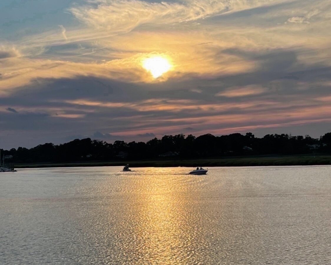 sonnylee2's tweet photo. Live every minute with love, grace and gratitude. Sunset over Key Port, NJ🌅🌅
#sunset #bekind #keyportnj https://t.co/VWxeIb4NXg