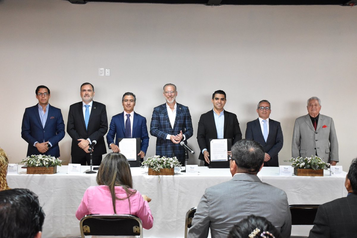SEDESUQro's tweet photo. A través de la implementación del modelo Triple Hélice se han generado condiciones que propician el crecimiento del estado, el secretario @mdelprete atestiguó la firma de un convenio de colaboración entre la @UPQoficial y la empresa #TECSA. https://t.co/xy1bUnv34Q