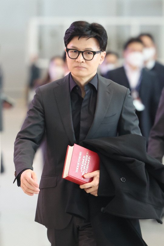 Cold_Archer's tweet photo. 법무부장관을 해야할 게 아니라 인스타에서 관종으로 사는게 어울리는 놈.. 출장가는데, 원서책 들고 기레기들 앞에서 사진찍으라고 설정샷 연출중인 일개장관 녀석.. https://t.co/PQAxeeaTUu