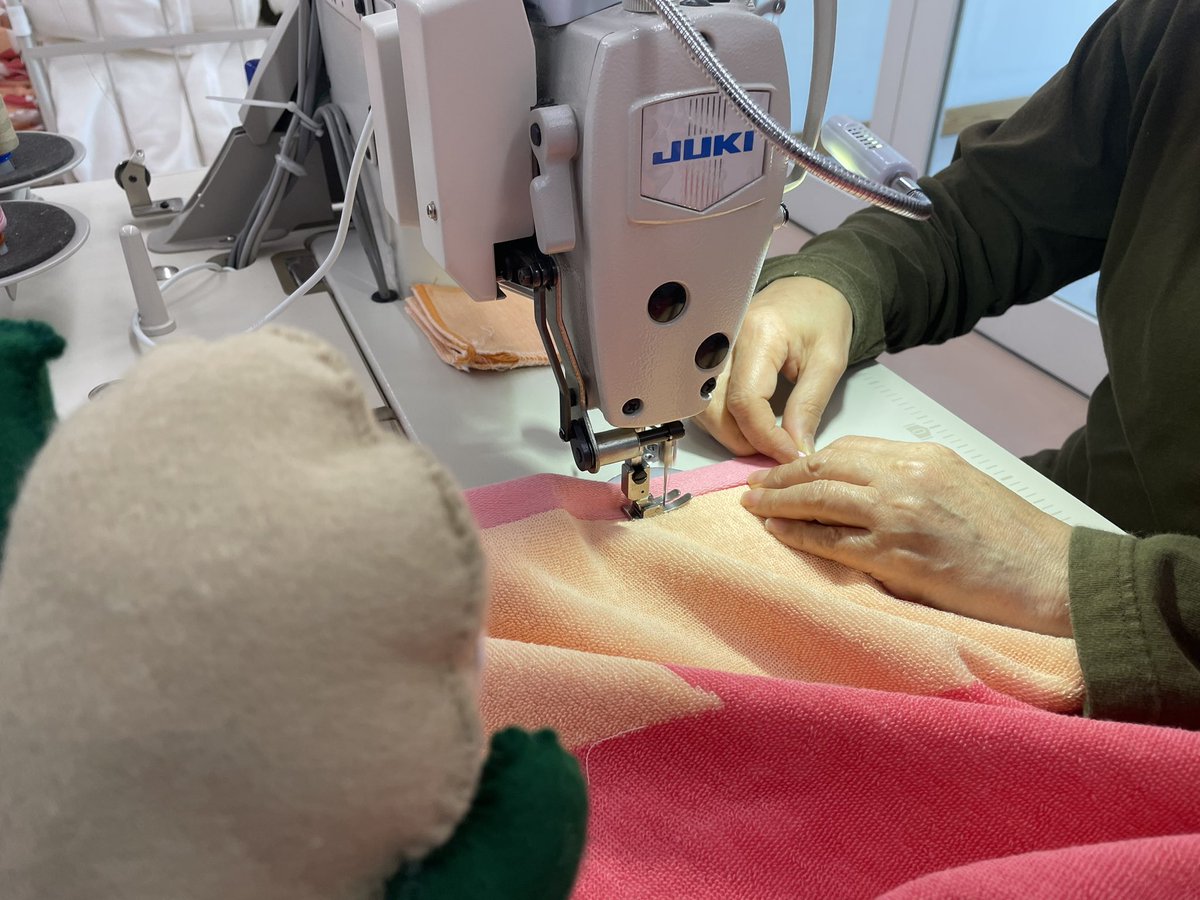 shichifukutowel's tweet photo. ホ〜！
#ファミリーセール のオリジナルタオル！
上下のヘムを縫っているところだよー！
まっすぐ綺麗に縫われていくのが気持ちいい☺️
ファミリーセールへの申込は特設サイトで3/12まで受け付けてるよ！！
https://t.co/VYMefGFffV
#七福タオル 
#今治 
#愛媛 
#タオル 
#セール https://t.co/EmO0VGBlQL