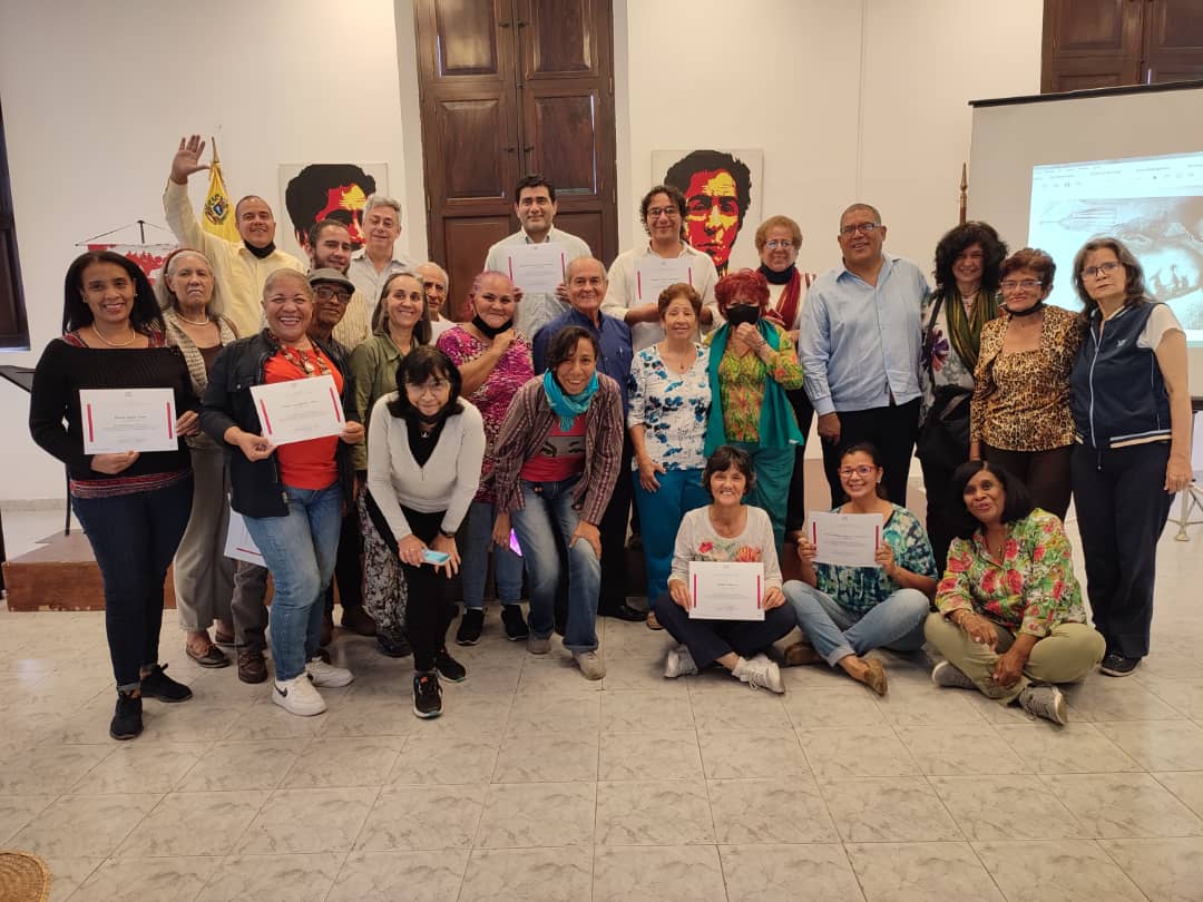 Este martes se desarrolló la quinta y última sesión, así como entrega de certificados a los participantes del curso: Simón Rodríguez. Maestro del sentir-pensar, una actividad de formación organizada por el CNH, que estuvo a cargo de Nelson Chávez Herrera.

#ChávezEternoAmigo