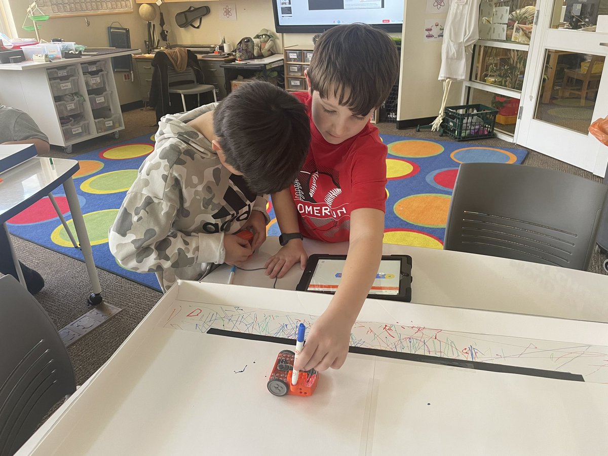 Third graders had so much fun coding with Edison in Innovation lab!@MrsTruskiewicz <a href="/NorthSideEW/">North Side School</a> #ewlearns