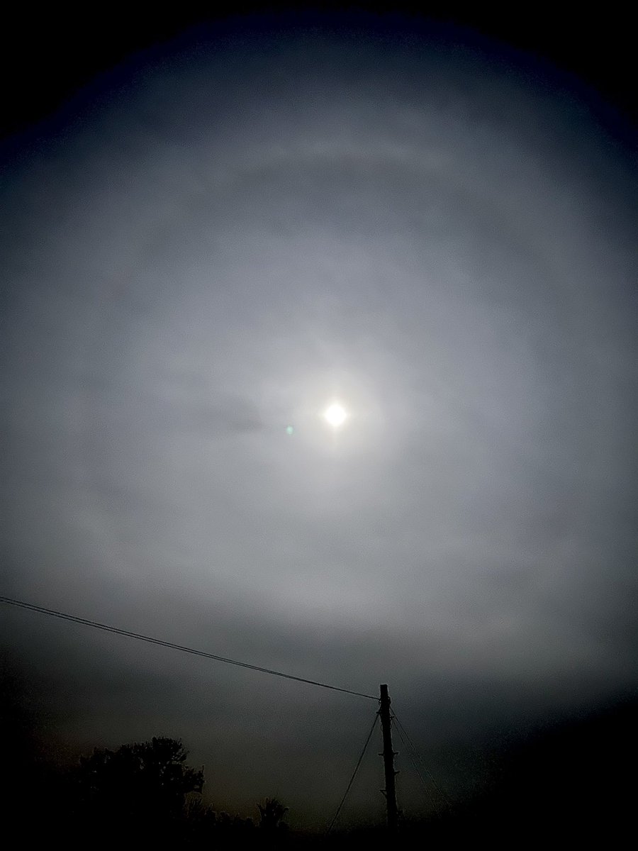 A 22° lunar halo …around the Worm Moon. An optical effect caused by cirrostratus clouds (made up of ice crystals) #FullMoon 🌕