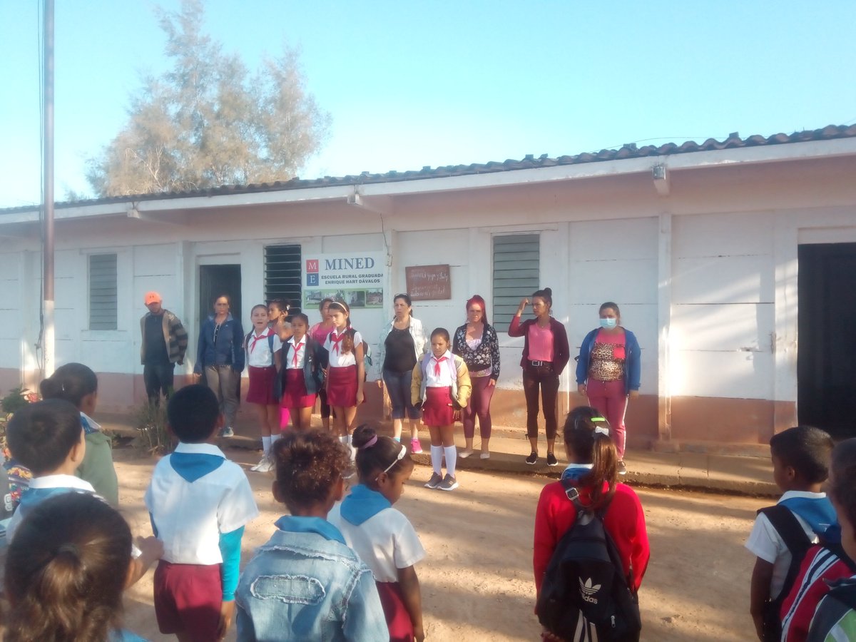 MirbelisT's tweet photo. Se inicia el día con los matutinos estudiantiles, porque los niños son la esperanza del mundo y #Vamospormás #CubaMined #Primaria @EPRaulCorrales_ @DamaraPrezGmez1 @elsa_ena @CalderonPineiro @MtnezIc https://t.co/2njwobbMv8