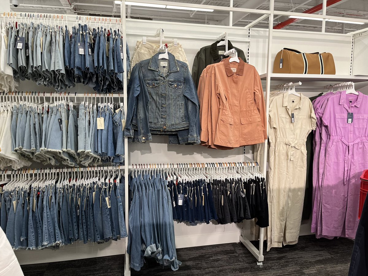 espetgt's tweet photo. Loving the bright colors in #UniversalThread 🌸🌼✨#Target #T3356 #TargetStyle https://t.co/GnT4j75lxJ