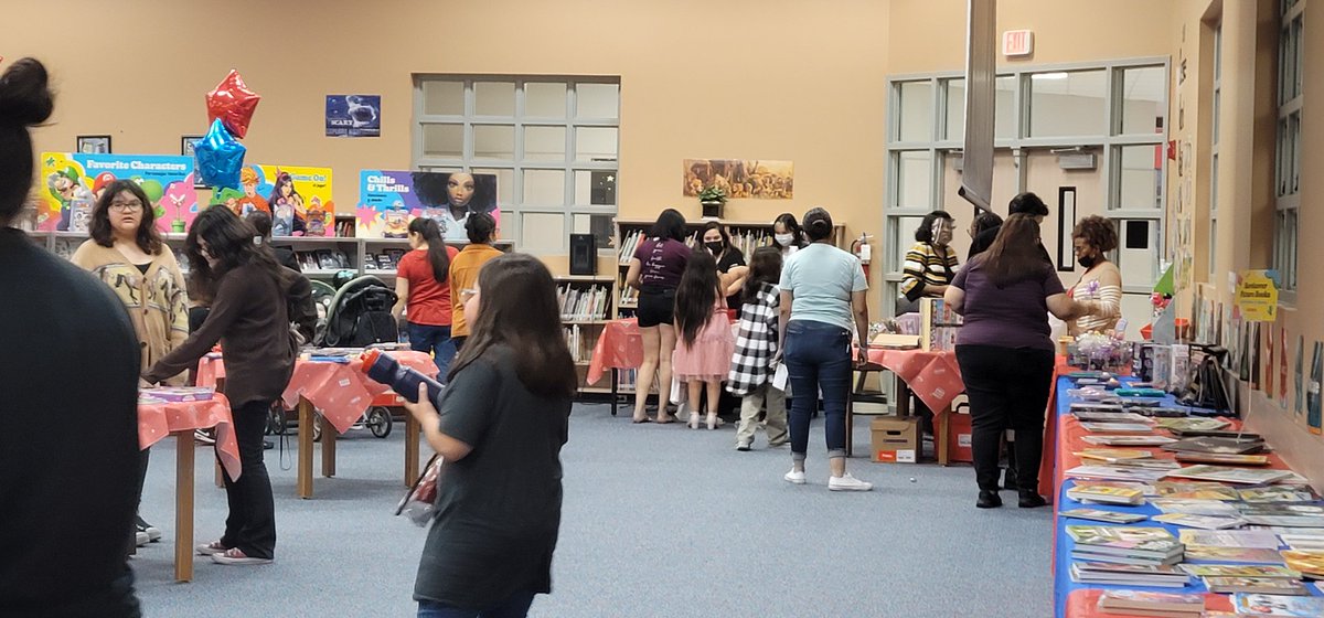AGarcia1135's tweet photo. It's so exciting to see so many smiling faces @Hill_AISD's
Spring Open House  @whiteconstance1 @Garciamari2001 @SheniceGary @Aldine_FACE @AldineISD @DrFavy 
#KeepGrowingKeepGoing
#AldineConnected
#AldineConectado https://t.co/kaOH6MSxYP