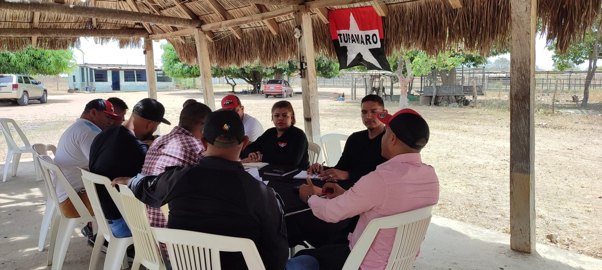 En el Mcpio. <a href="/Mrt_Fco_Miranda/">X Oficial MRT. CALABOZO</a> del Edo <a href="/GuaricoMRT2/">X Oficial TUPAMARO GUÁRICO</a> se desarrolló reunión con la Dirección Regional Operativa #TUPAMARO en dónde se realiza un balance general del estado con el fin de consolidar la política enmarcada en lo que es el año de la #ComunaYProducción.
#ChávezEternoAmigo