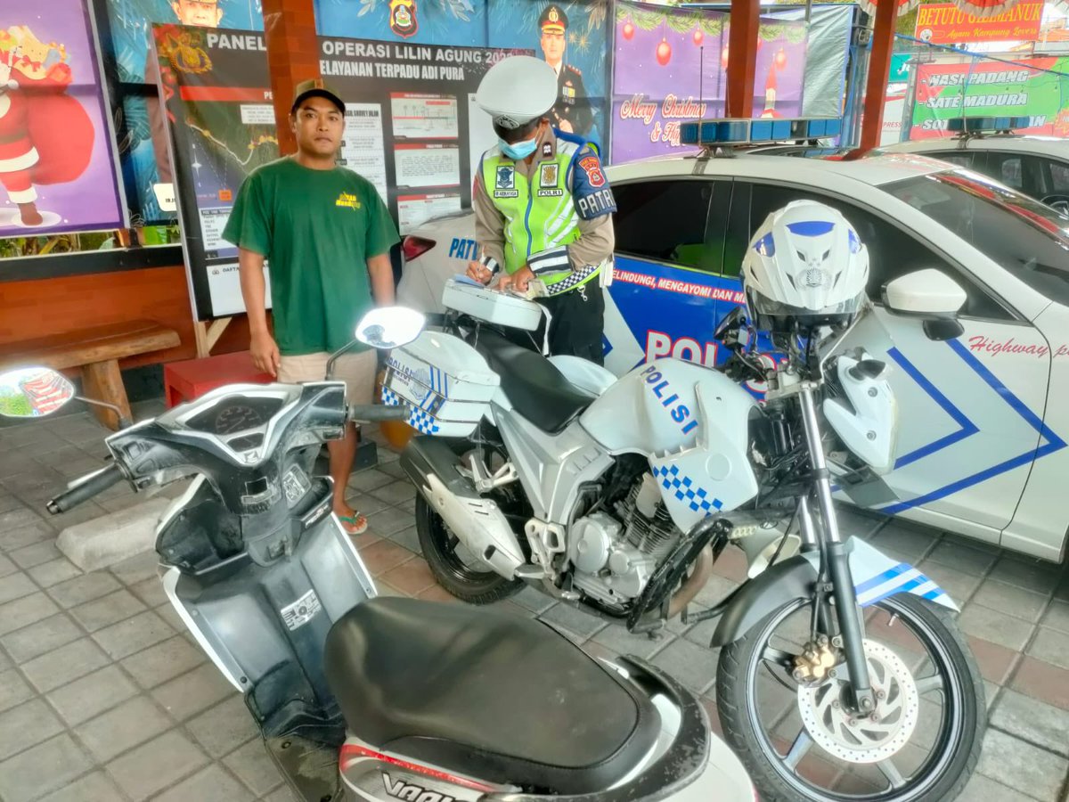 Lantas_Tabanan's tweet photo. Giat personil satlantas polres tabanan dalam menegur dan menghimbau pengendara roda dua yang terpantau tidak menggunakan helm

Tetap tertib berlalu lintas semeton selalu Utamakan keselamatan di jalan.
.
#stopodol 
#polrespresisi 
#polrestabanan https://t.co/MlRU4xYDUC