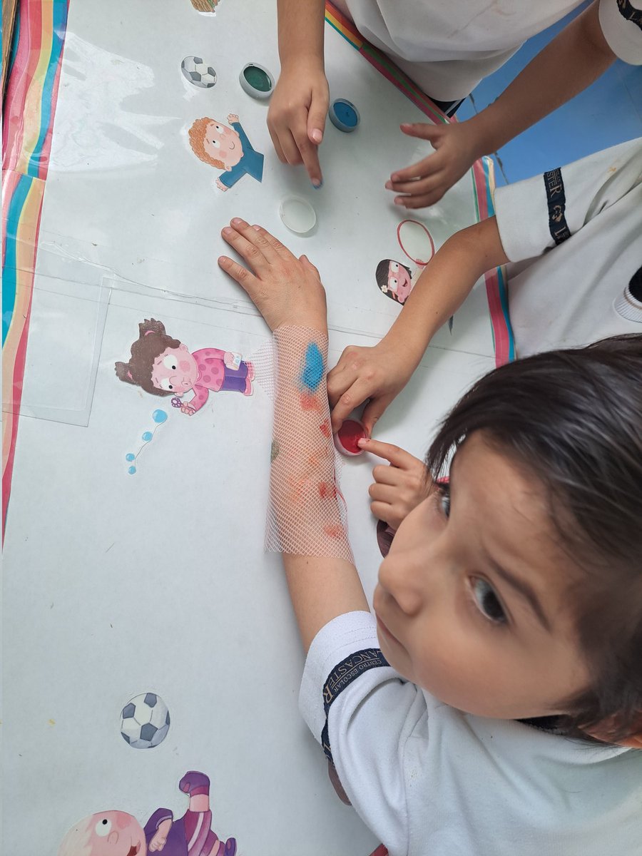 TeacherEliCF's tweet photo. Today, we talked about animals and their skin colors and patterns. 

We turn ourselves into Snakes 🐍🐍🐍

@preeslancaster https://t.co/75mjAKYHUj