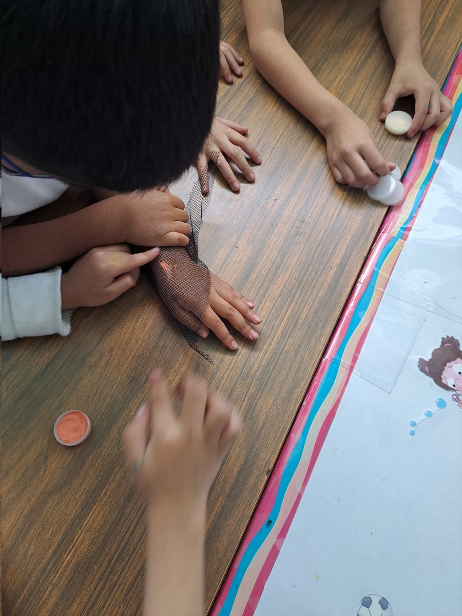 TeacherEliCF's tweet photo. Today, we talked about animals and their skin colors and patterns. 

We turn ourselves into Snakes 🐍🐍🐍

@preeslancaster https://t.co/75mjAKYHUj