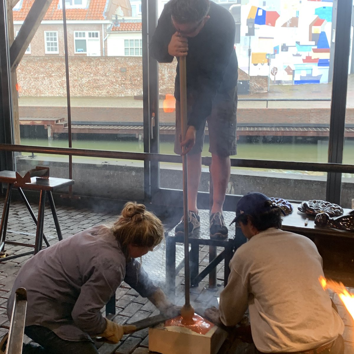 glasmuseum's tweet photo. Een nieuwe editie van het glasstipendium van Stichting Stokroos: Nazif Lopulissa aan het werk in de glasblazerij met Gert Bullée en Marinke van Zandwijk.

Het eindresultaat is te zien in het museum vanaf 1 april aanstaande! https://t.co/paIUg22Czx