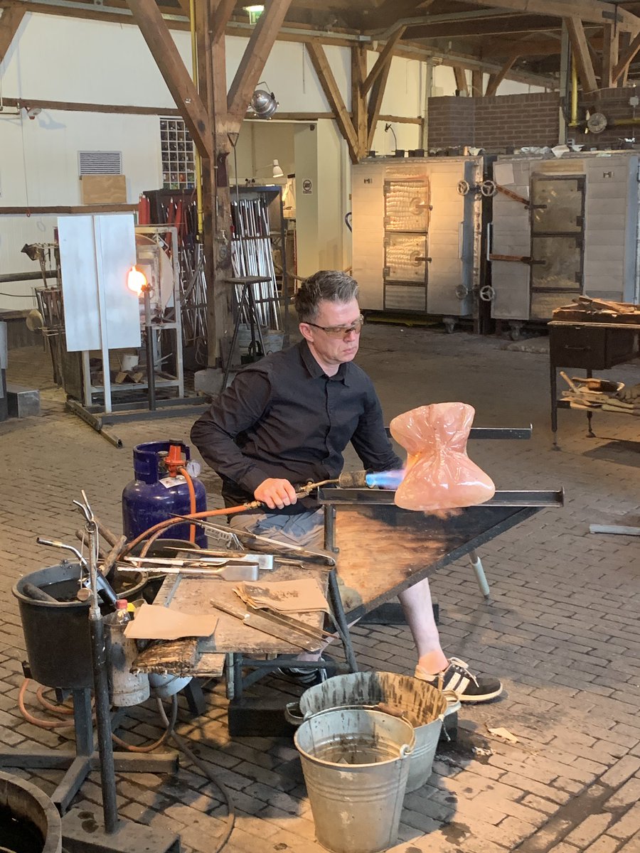 glasmuseum's tweet photo. Een nieuwe editie van het glasstipendium van Stichting Stokroos: Nazif Lopulissa aan het werk in de glasblazerij met Gert Bullée en Marinke van Zandwijk.

Het eindresultaat is te zien in het museum vanaf 1 april aanstaande! https://t.co/paIUg22Czx
