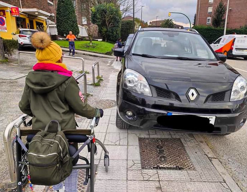Mesas de Movilidad (@movilidad_cant) on Twitter photo ⚠️Tanos, a tan sólo 200 metros de una residencia de discapacitados adultos, un colegio de educación especial y el Asilo San José, <a href="/torrelavega_es/">Ayuntamiento de Torrelavega</a> permite que día tras día decenas de coches invadan la acera y bloqueen el paso de cientos de personas que ya lo tienen muy difícil ♿️ ⚠️Tanos, a tan sólo 200 metros de una residencia de discapacitados adultos, un colegio de educación especial y el Asilo San José, <a href="/torrelavega_es/">Ayuntamiento de Torrelavega</a> permite que día tras día decenas de coches invadan la acera y bloqueen el paso de cientos de personas que ya lo tienen muy difícil ♿️
