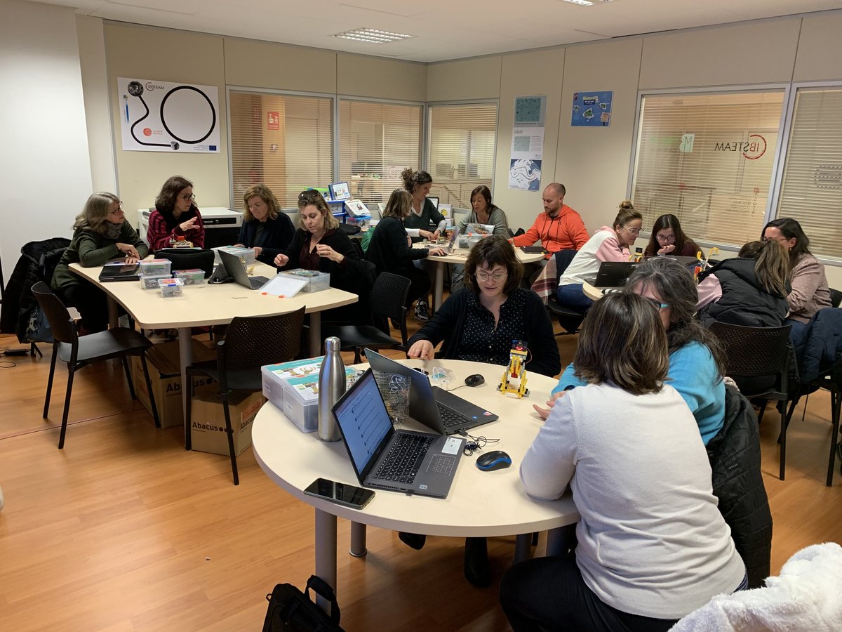 ibsteam_caib's tweet photo. Ens arriben imatges de la Formació de robòtica #RobotIB nivel II a Menorca 👏👏
Programació amb @microbit_edu
Amb docents
✅CEIP CASTELL DE STA AGUEDA de Ferreries
✅CEIP FRANCESC D’ALBRANCA d’Es Migjorn Gran
✅CEIP MARGALIDA FLORIT de Ciutadella
@EDUN_IB
#graciesDocents https://t.co/694JUZ5Ypd