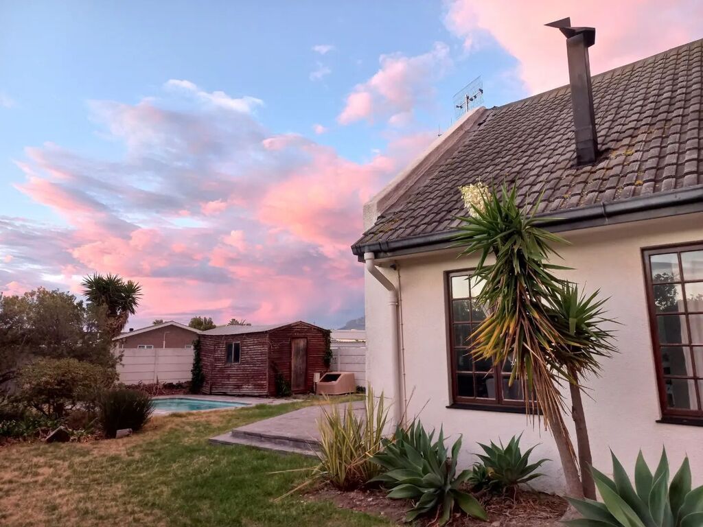 craiglotter's tweet image. Absolutely stunning skies this evening. #sunsetclouds #sunset #bickleyhouse #gordonsbay #helderberg #southafrica #anexploringsouthafrican instagr.am/p/Cpf4Pw5KnhM/