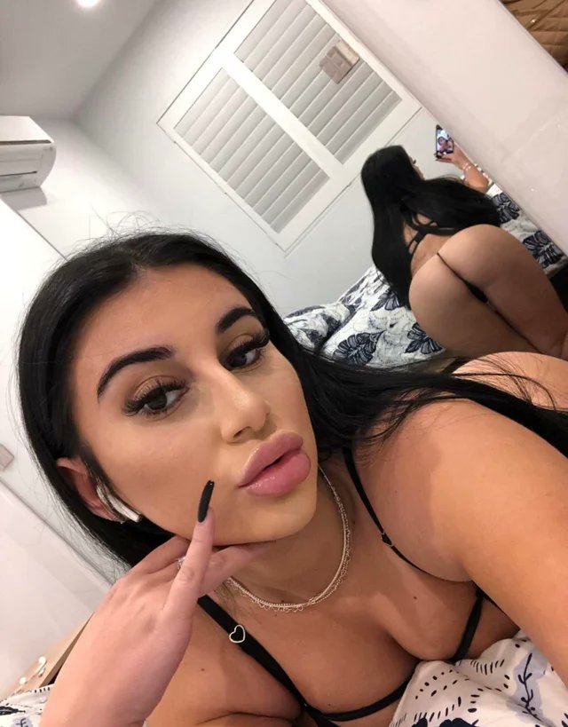 ClaraHylland's tweet photo. Je suis nouvelle, on m'a dis que les mecs etait chaud ici! J'attends de voir ça, venez dans mes dm ! RT+FOLLOW pour une surprise en DM ! Tarifs en DM pour plus🥵👅❤️ https://t.co/Fd1afIhzGf