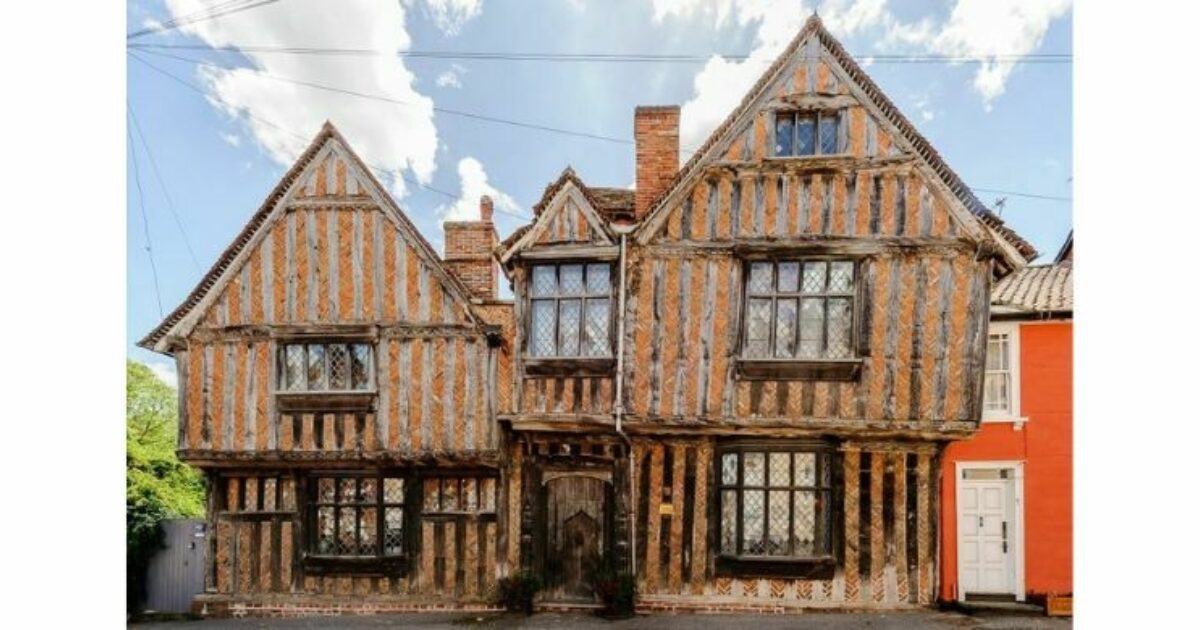 BuryStEdBeyond's tweet image. Enjoy a magical break in the Medieval village of Lavenham and book a stay at the stunning De Vere House B&amp;amp;B which appeared as parts of Godric’s Hollow in the Harry Potter film, Deathly Hallows: Part One! 🎬🛏️

visit-burystedmunds.co.uk/business-direc… #Lavenham #HarryPotter #PlacesToStay