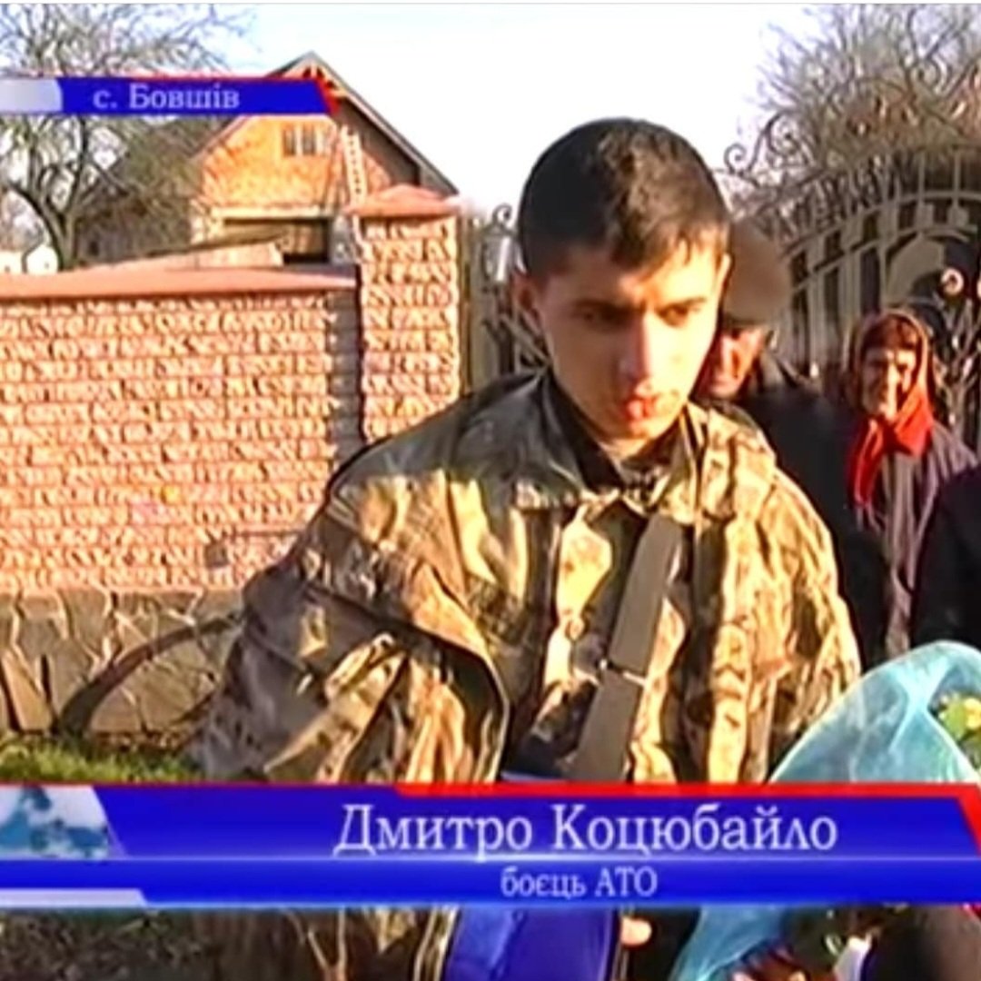 naumenkocv's tweet photo. На низькоякісному відео з 2014-го року від маловідомого прикарпатського телеканалу молодий хлопець на ім'я Дмитро знаходиться в оточенні десятків односельчан. На ньому військовий одяг та перемотана рука. Йому вручають букет квітів та коробку цукерок. https://t.co/HhxKAECW1z