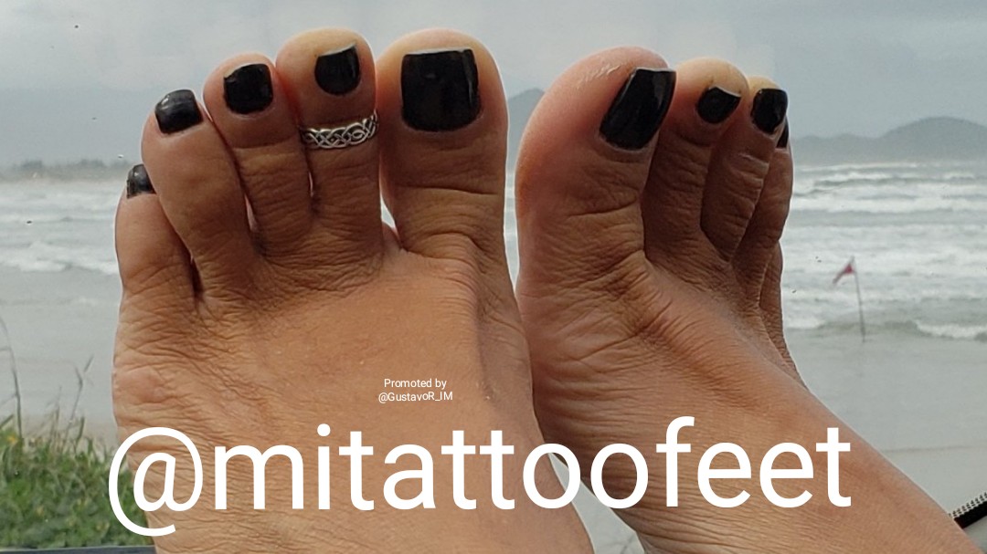 GustavoR_IM's tweet photo. I found those wonderful #feet of
@mitattoofeet
#sexy #toes & gorgeous #toenails
I Iove her #bugtoes & #bigtoenails
Follow her and enjoy
πππ―ππΌβ€οΈ https://t.co/hsd5KY0Pqc
