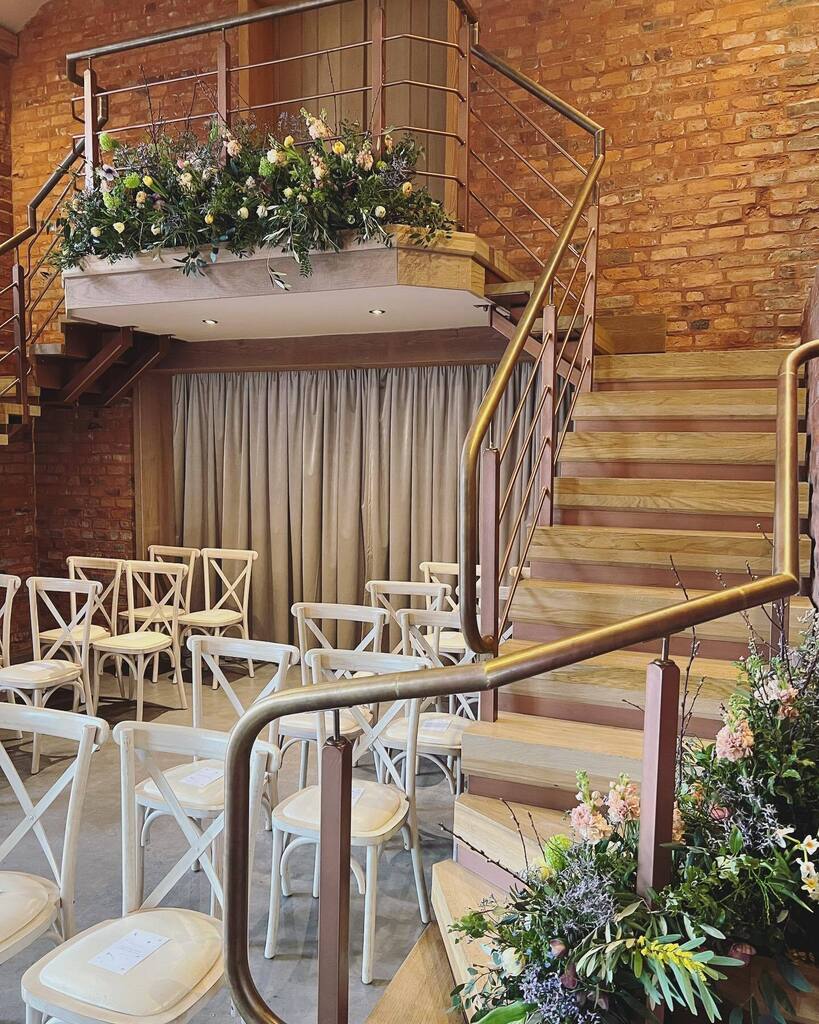 Kicking off 2023 wedding season with all the spring flowers at @theholfordestate for Lizzie and Ollie. A cracking way to start the year at one of our favourite venues 💖💫

#weddingflowers
#weddingflorist
#cheshirewedding
#cheshireweddingflowers
#chesh… instagr.am/p/Cpf_HVMMQNf/