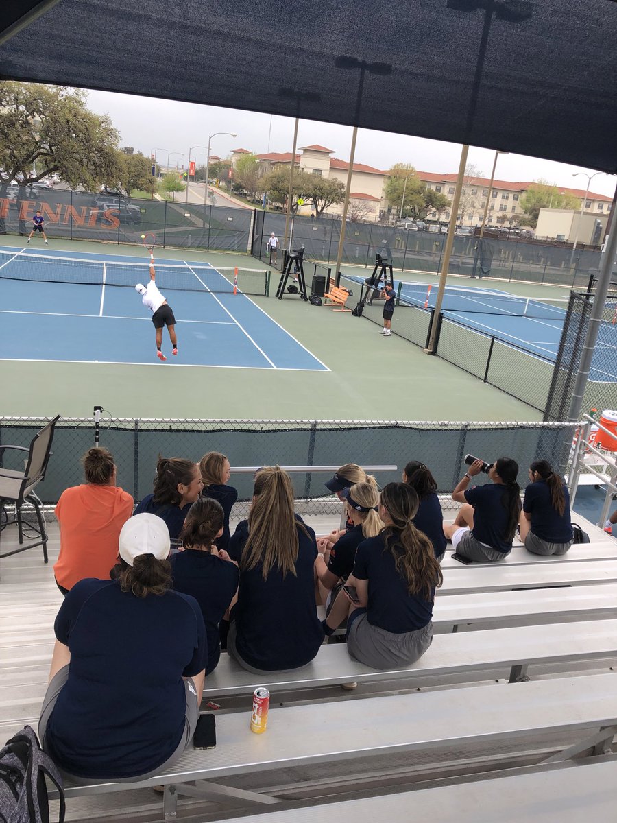 RoadrunnerRules's tweet image. Love to see it!  That’s @UTSASoftball checking out @UTSAMT today for #RunAsOne match!  #BirdsUp #LetsGo210